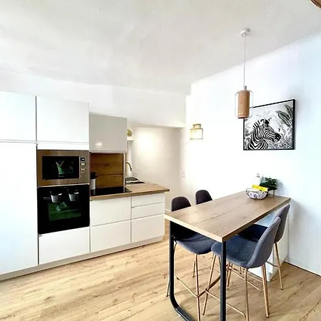 Apartment Les Halles Forville - Palais, Plages, Wifi, Clim